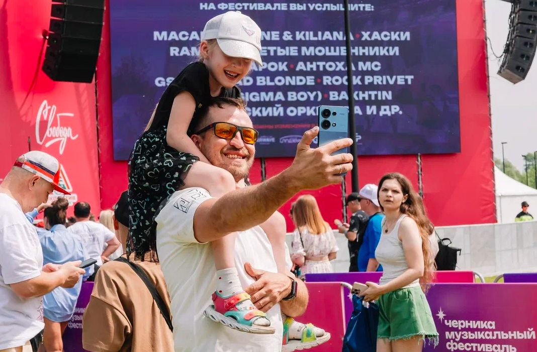 Фото Орали «Сигма-бой» и «А у реки». Опубликованы яркие моменты Черника Music Fest в Новосибирске 2